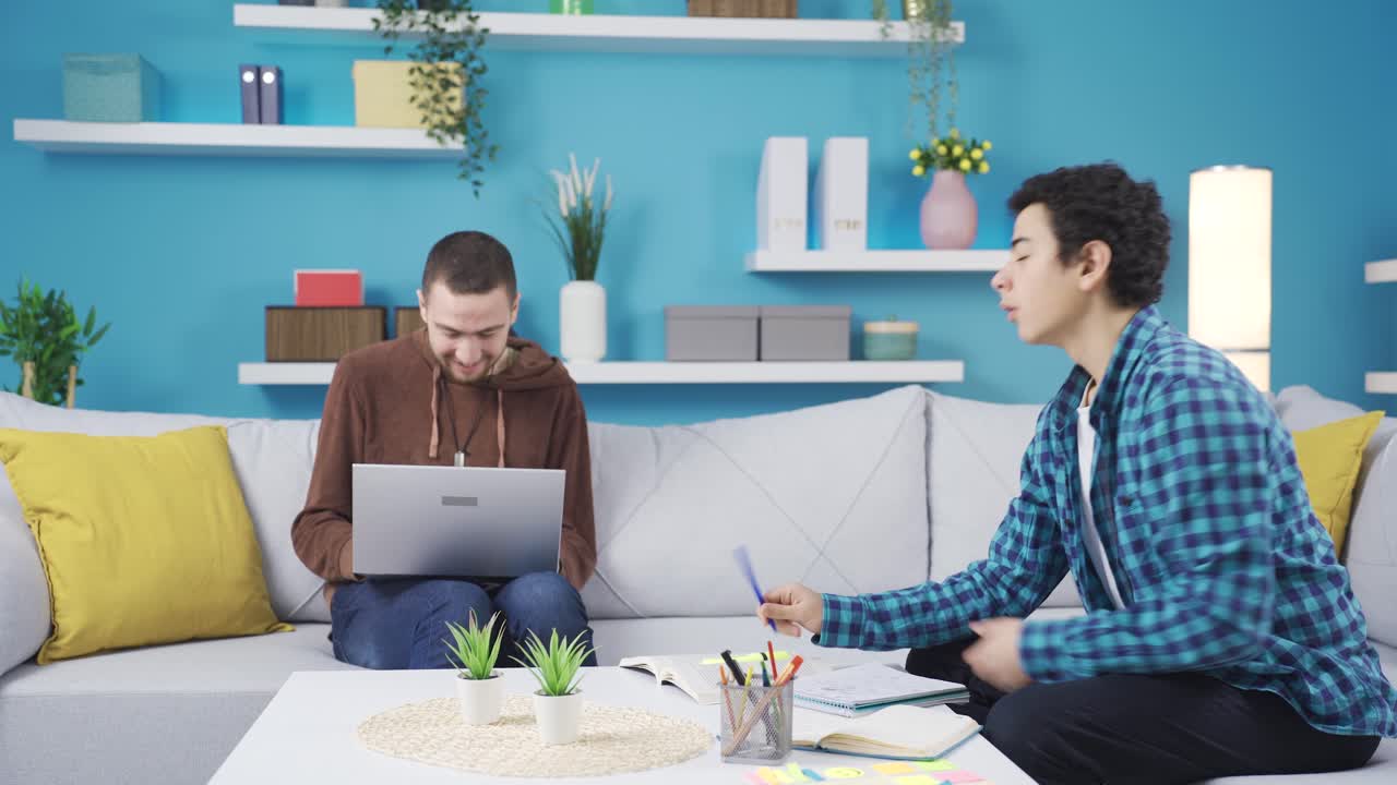 el hermano mayor y el hermano menor peleando por quién usará la computadora portátil.