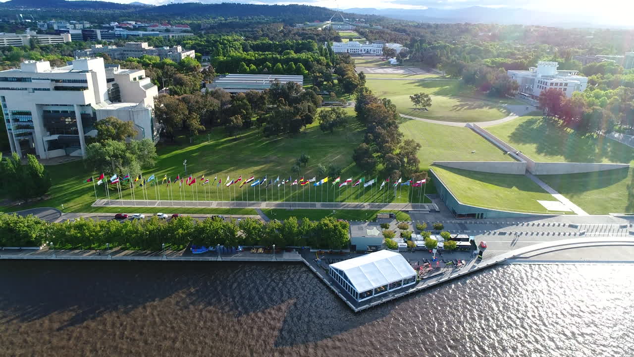 Panorámica ascendente hacia el Parlamento de Canberra