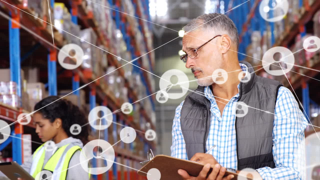 animación de redes de conexiones con iconos sobre personas que trabajan en el almacén
