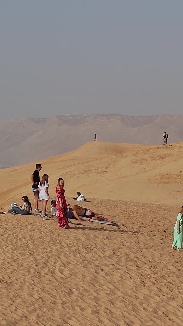 Esplorazione di dune di sabbia in Marocco con visitatori locali e viaggiatori