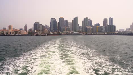 San-Diego,-Kalifornien-Bucht-Hafen-Blick-Auf-Die-Skyline-Der-Innenstadt-Voller-Wolkenkratzer-Und-Schöner-Hotels-Und-Geschäftsgebäude,-Umgeben-Von-Ozeanwasser,-Booten,-Schiffsdocks-Und-Jachthäfen