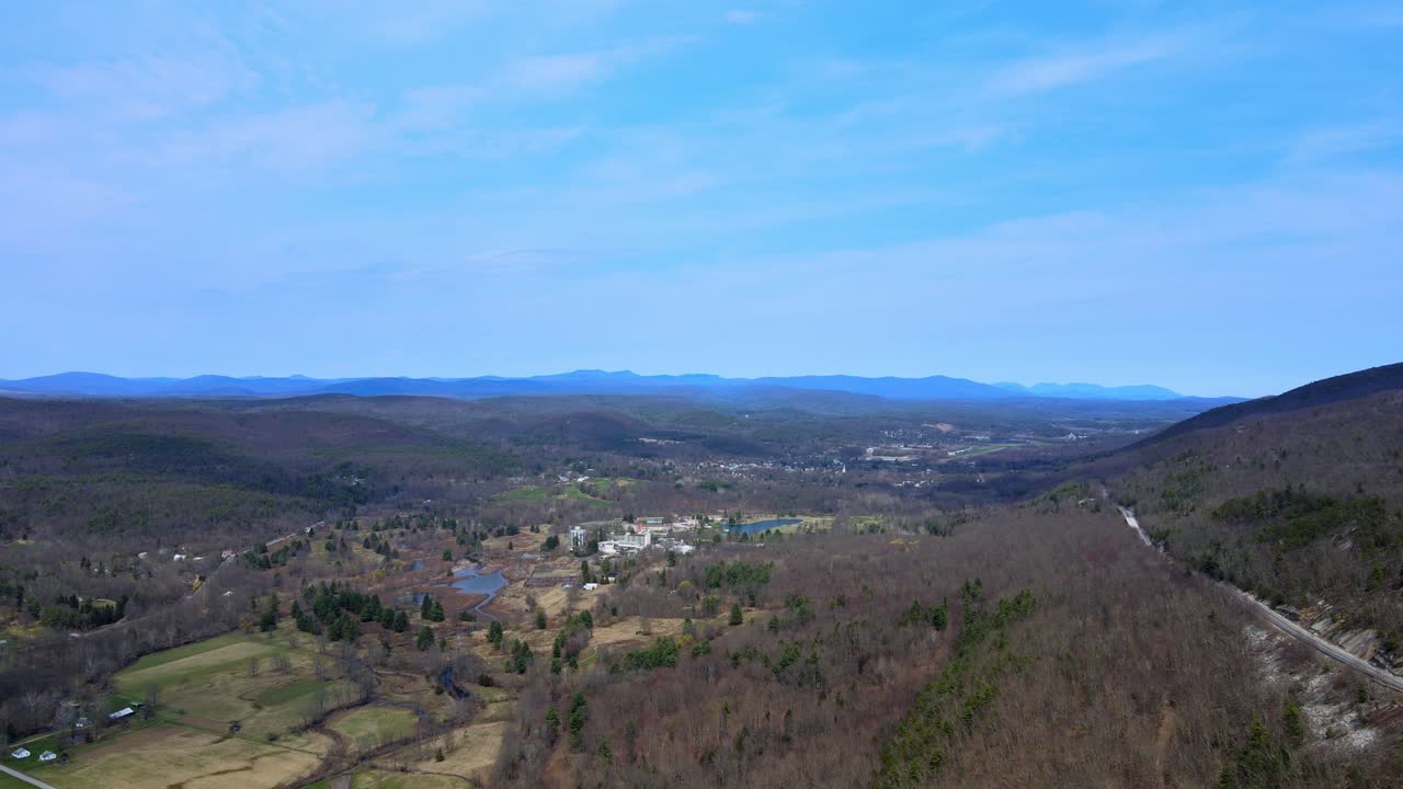 imágenes de video de drones aéreos de un vasto y amplio valle en las montañas apalaches a principios de la primavera