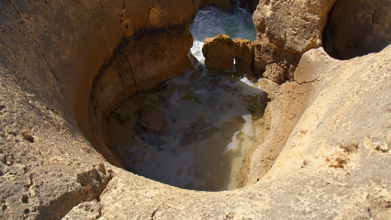 포르투갈 알가르베 의 레드 클리프 바위 에 깊은 구 ⁇  들