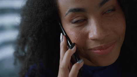 Fröhliche-Afroamerikanische-Mitarbeiterin,-Die-Zu-Hause-Mit-Dem-Manager-über-Das-Mobiltelefon-Spricht.