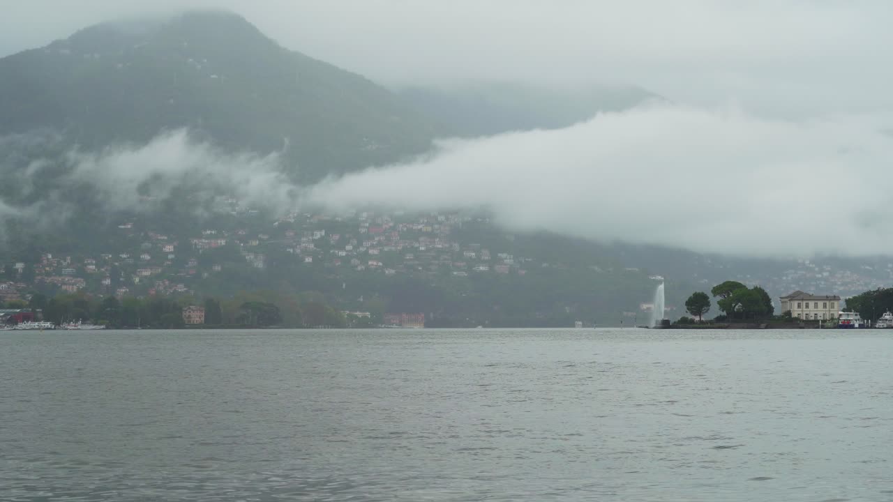 día lluvioso en el lago como