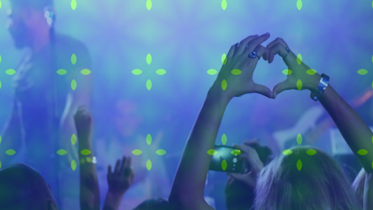 Publikum danser til koncert mod hypnotisk bevægelsesbaggrund