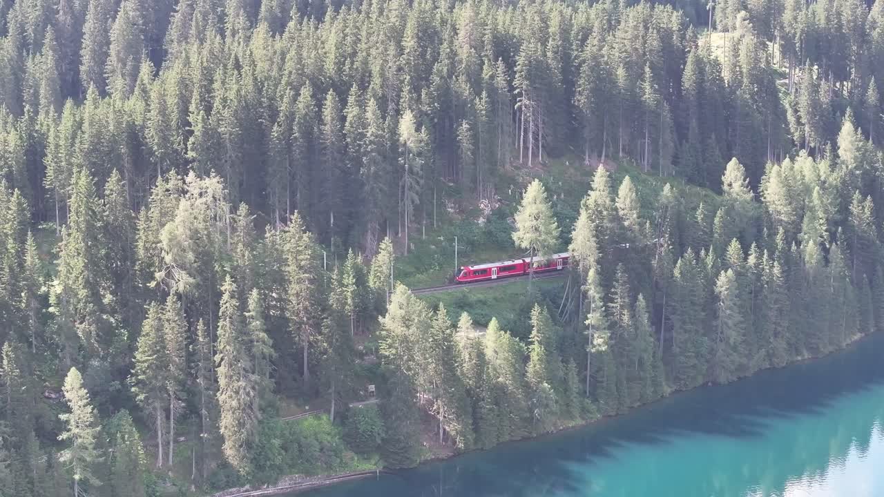 은 여객 열차가 빛 하늘 아래 숲을 가로질러 여행, 다보스 호수 에, kanton graubünden, 스위스