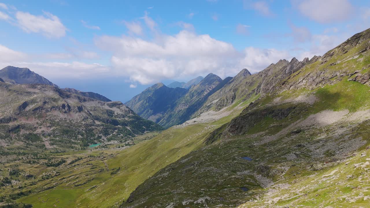 vista aérea cinematográfica de la cordillera de bernina en lombardía, italia