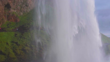 Ein-Wasserfall-In-Island-Während-Eines-Sonnenuntergangs-Um-Mitternacht---Zeitlupe