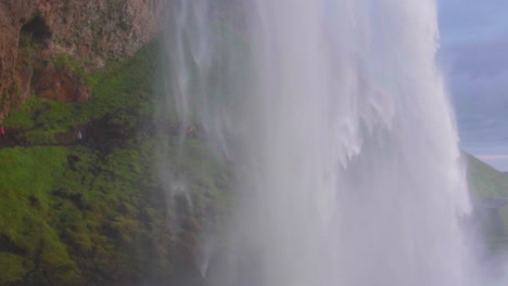 una cascada en islandia durante una puesta de sol de medianoche - cámara lenta