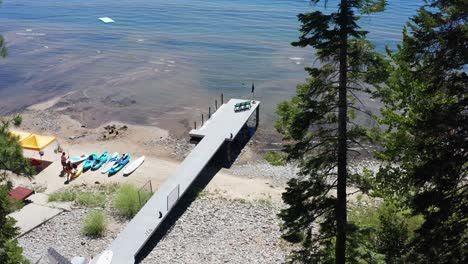 toma aérea del muelle en la costa norte de tahoe