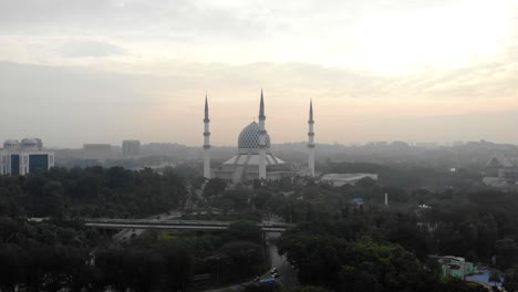 vista aérea de la mezquita del sultán salahuddin abdul aziz o localmente conocida como la mezquita shah alam