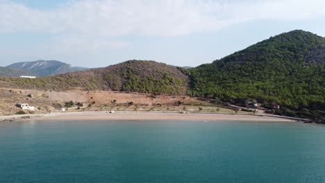 Drone-Aéreo-Mar-Azul-Playa-Vacía