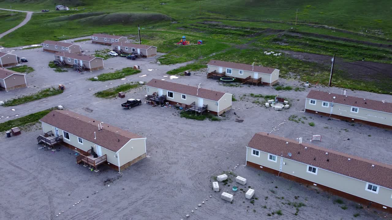 농촌 지역의 저렴한 주택이 주변을 돌고 있습니다.