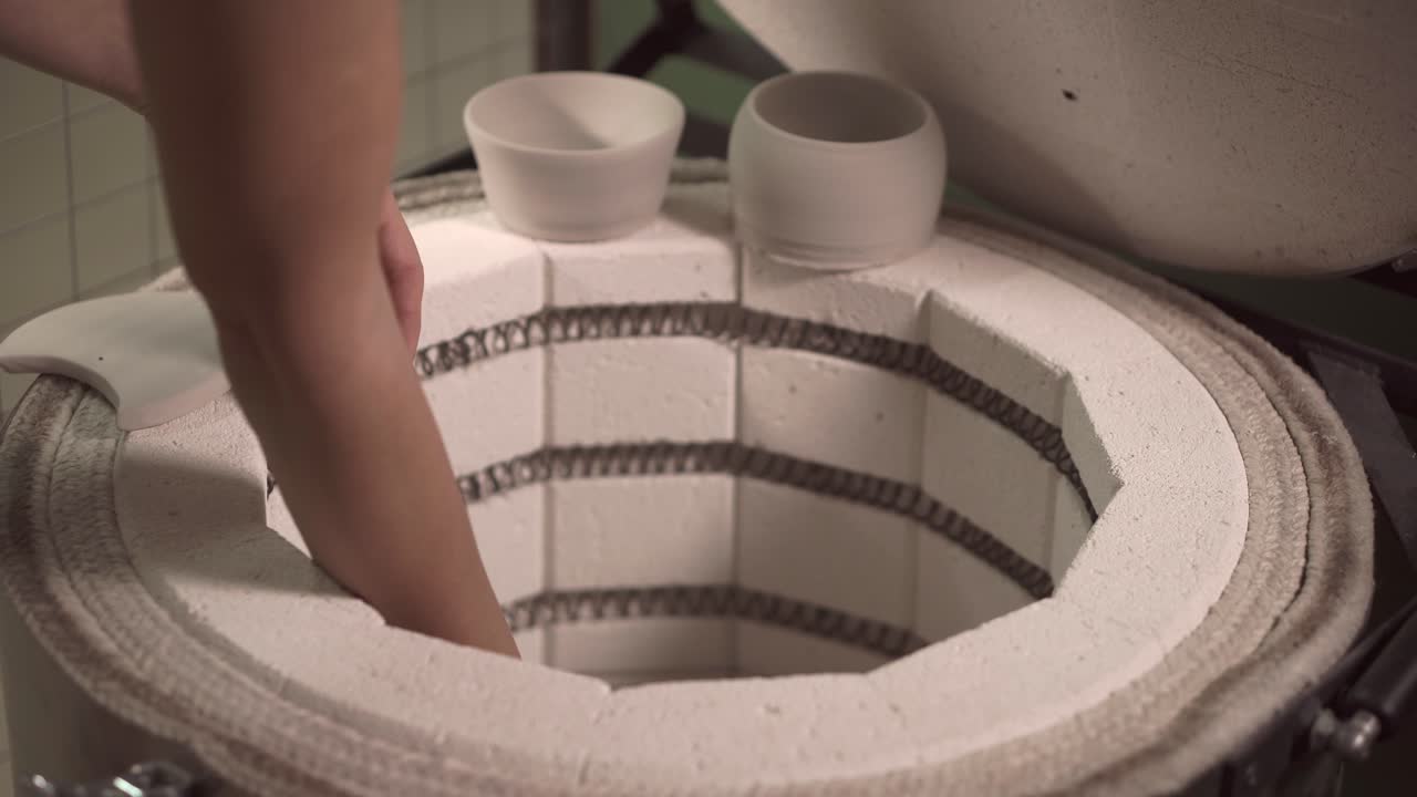 artista de cerámica trabajando en un horno