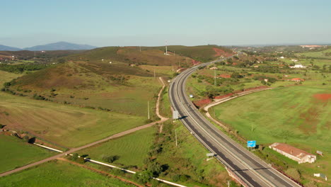 Antenne:-Eine-Autobahn,-Die-Durch-Die-Landschaft-Der-Algarve-In-Portugal-Führt