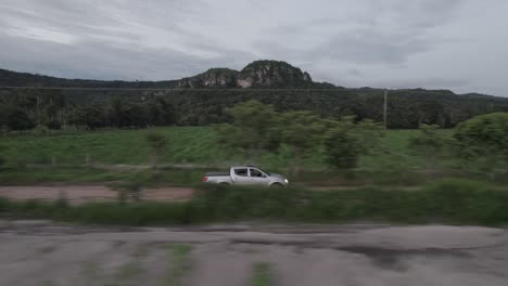 vehículo que viaja en el campo de colombia - toma aérea de drones