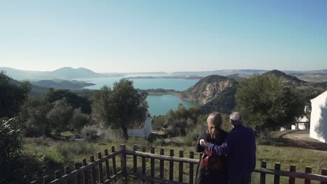 pareja de ancianos disfrutando del paisaje desde el punto de vista