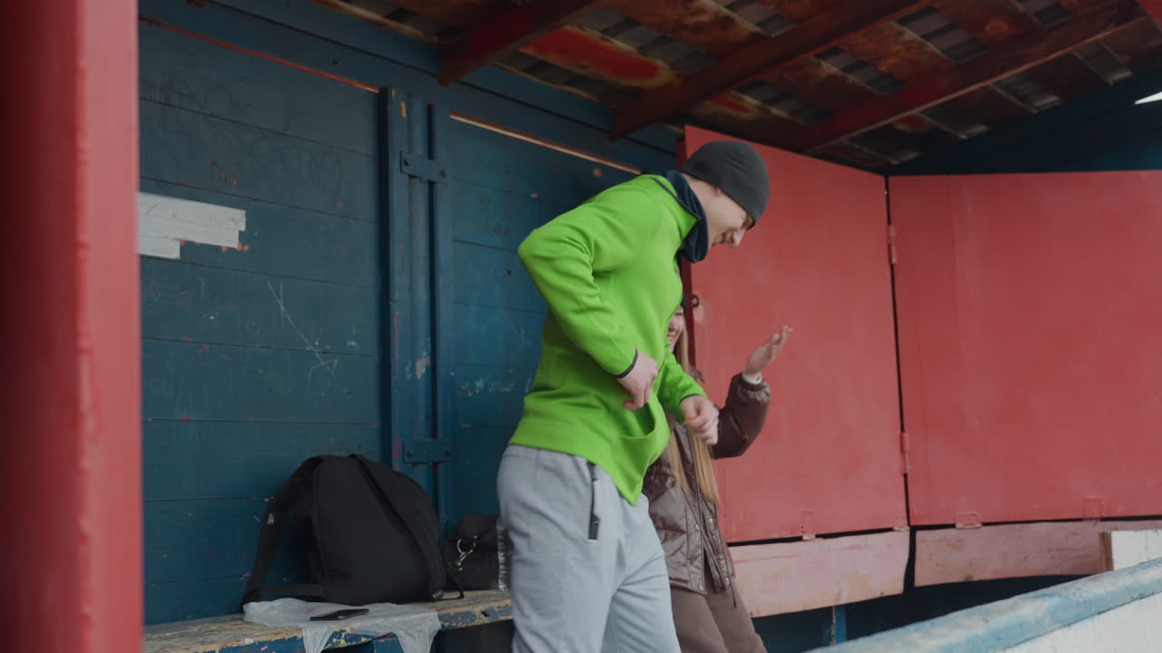 Jugadores celebran con un baile animado, momento espontáneo de victoria con baile y expresiones alegres; los atletas expresan su felicidad mediante bailes enérgicos y aplausos en una celebración espontánea.