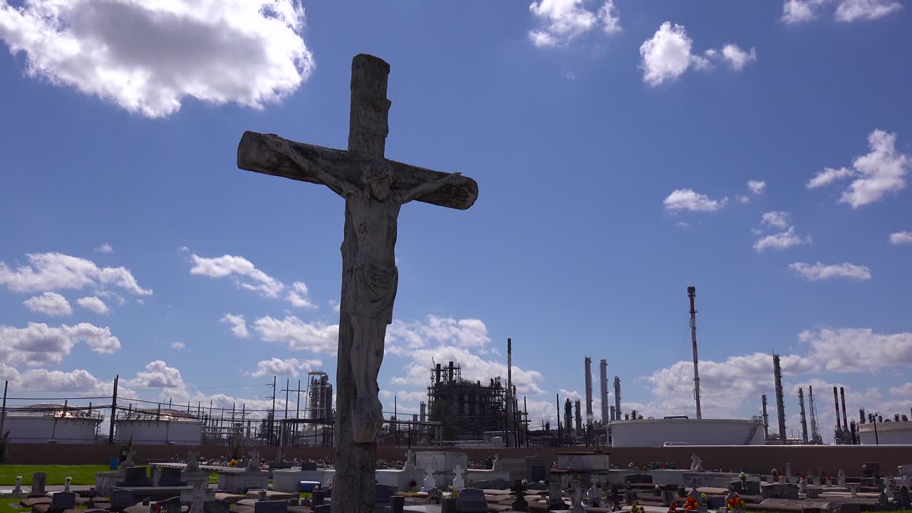un cementerio o cementerio en louisiana existe junto a una enorme planta petroquímica 4