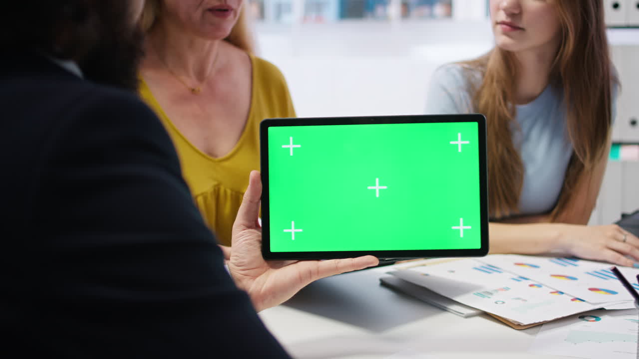 clientes que buscan una guía de planificación financiera en la tableta chroma key