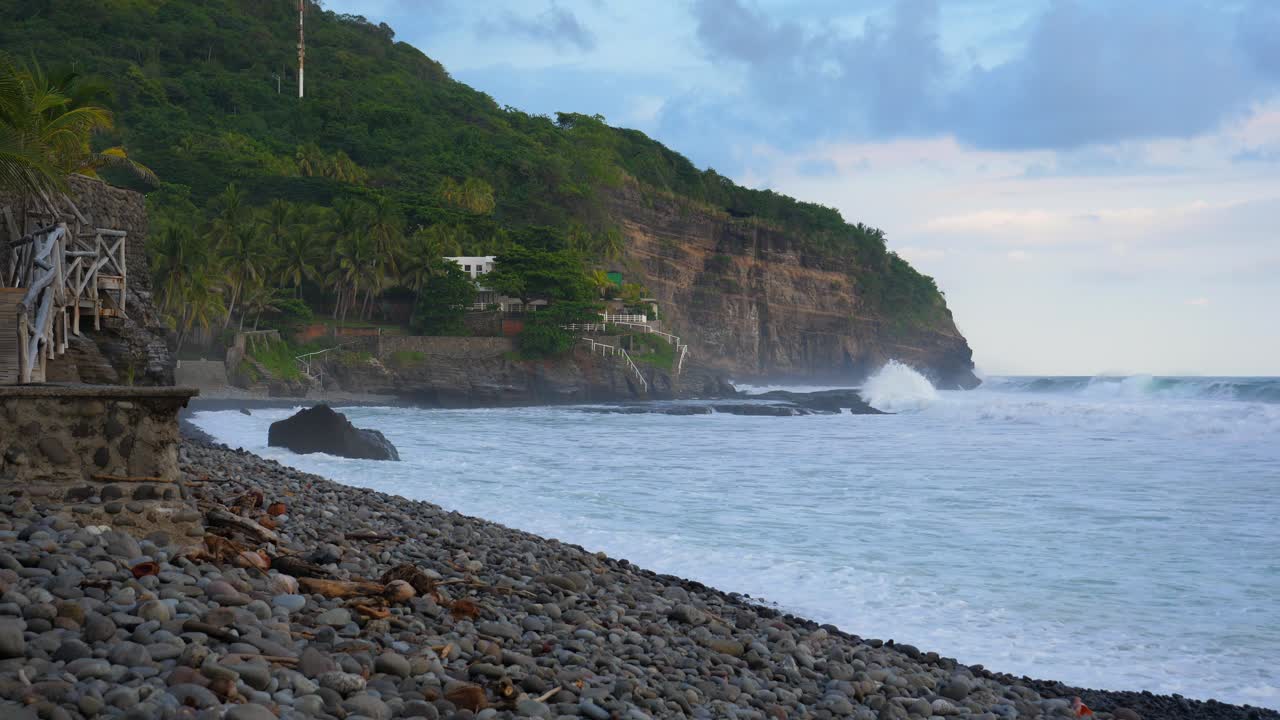 tiro completo, olas corriendo hacia la costa en la playa bitcoin en el salvador méxico, vista panorámica de la pared rocosa del acantilado en el fondo