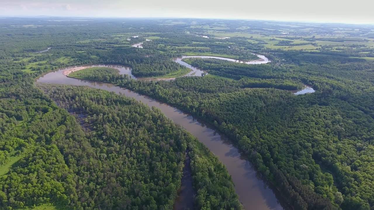 작은 휘어지는 강과 함께 공중 풍경