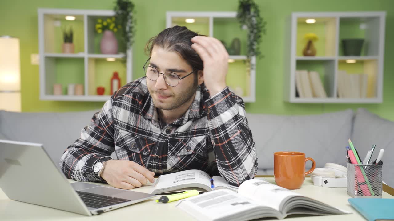 좌절한 남학생은 화가 납니다.