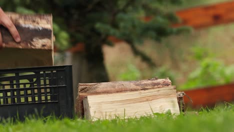 Mann,-Der-Das-Gehackte-Holz-In-Ein-Tablett-Legt