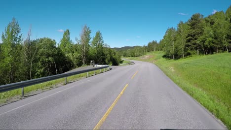 Conducir-Un-Coche-Por-Una-Carretera-Del-Océano-Atlántico-De-Noruega-O-La-Carretera-Del-Atlántico-(atlanterhavsveien)-Ha-Recibido-El-Título-De-(construcción-Noruega-Del-Siglo).