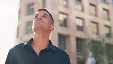 pensamiento, visión y hombre de negocios en la ciudad
