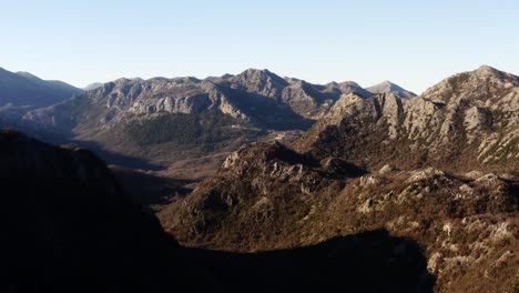 aéreo - valle en las montañas alrededor del lago skadar, montenegro, tiro hacia adelante