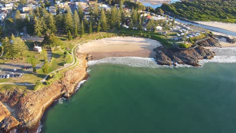 Vista-Aérea-De-La-Playa-De-Horseshoe-Bay-En-Point-Briner-Con-South-West-Rocks-Creek-En-Nueva-Gales-Del-Sur,-Australia