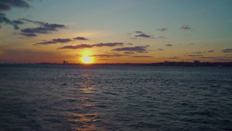 hiperlapso o lapso de tiempo de la puesta de sol de estambul desde el lado asiático de estambul