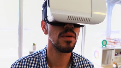 Männliche-Führungskraft-Mit-Virtual-Reality-Headset-4k