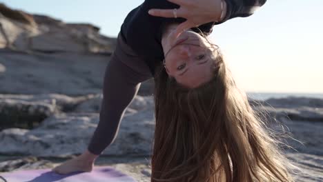 Mujer-Haciendo-Yoga-En-Un-Acantilado-Del-Océano-Al-Amanecer