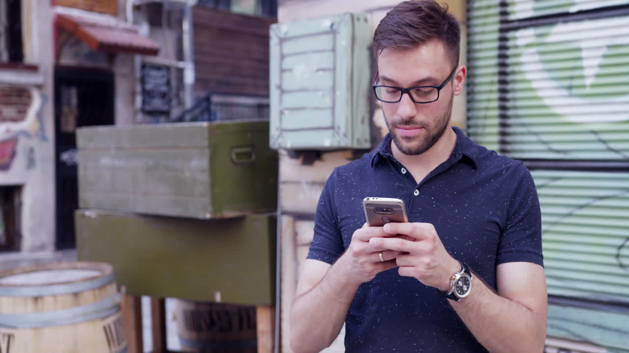 hombre usando teléfono inteligente en un entorno urbano