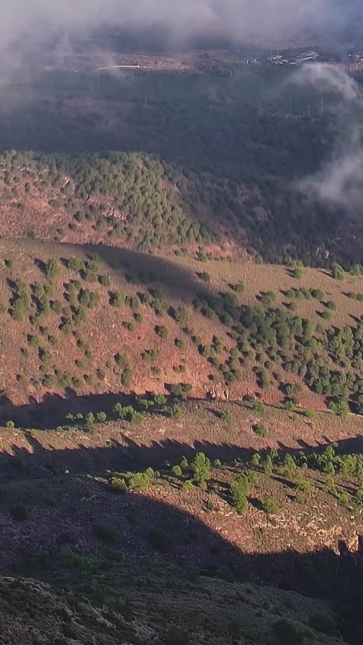 Vista sulle colline e le valli di Malaga, Spagna, nelle prime ore del mattino