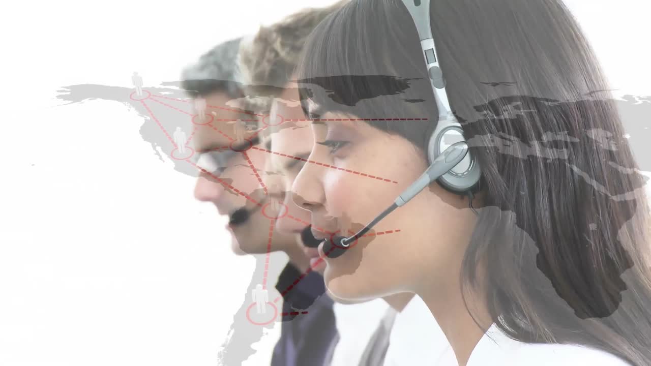 animación del mapa del mundo sobre personas de negocios que llevan auriculares de teléfono