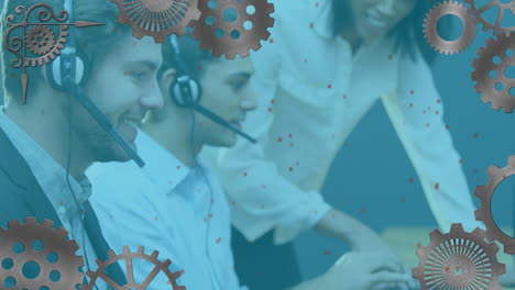 iconos de configuraciones múltiples contra el equipo de ejecutivos de atención al cliente que trabajan en la oficina