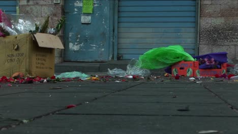 Línea-De-Basura-Y-Basura-En-Una-Calle-Urbana-De-La-Ciudad.