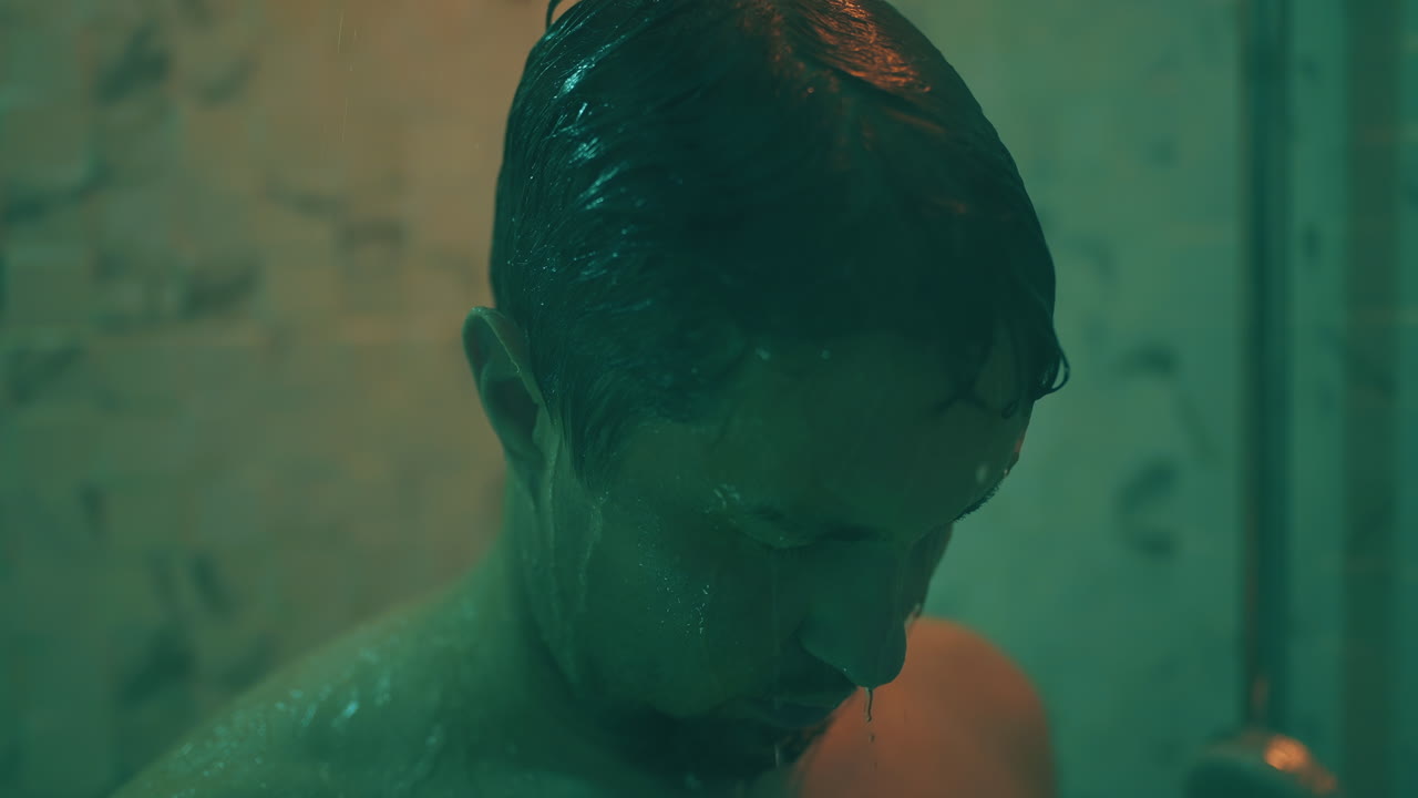 hombre tomando una ducha.