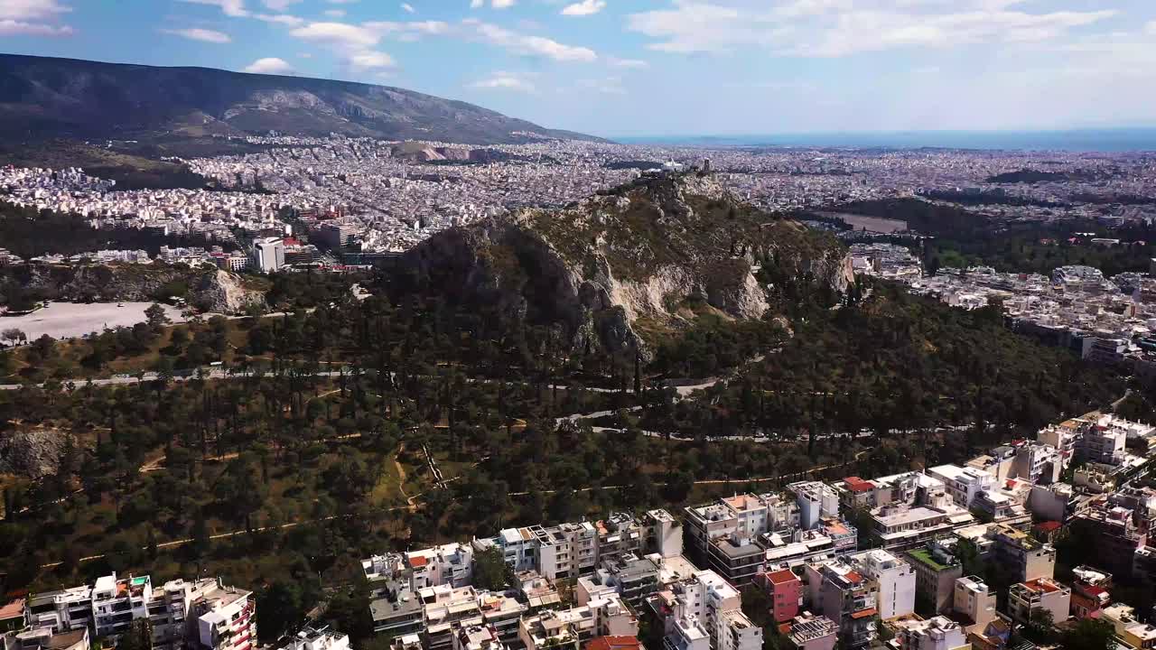 ликабетос, самый высокий холм в афинах, вид с высоты птицы, снятый беспилотником