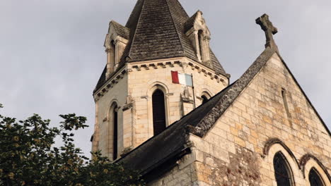 Alte-Kirche-In-Frankreich-Mit-Bewegter-Französischer-Flagge