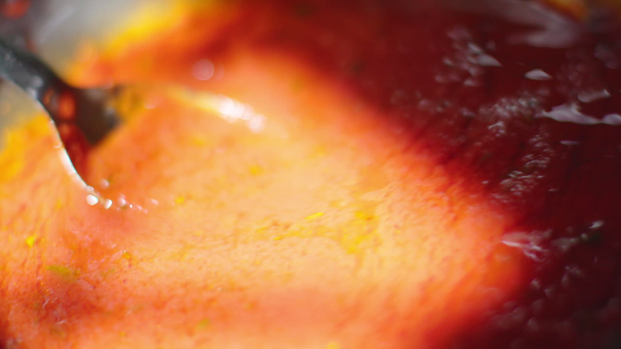 Primo piano di salsa di pomodoro succosa e cremosa cotta in padella.