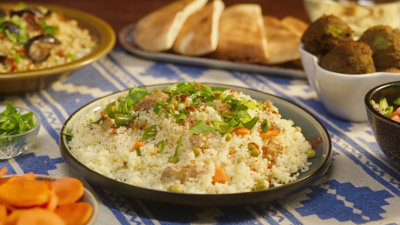 comer cuscús con pollo en la mesa de cerca. cocina árabe. pita y bulgur en el fondo. cultura tradicional de oriente medio. delicioso arroz con carne. concepto de comida casera