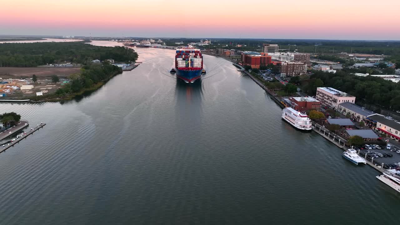 화물선은 사바나 강에 도착
