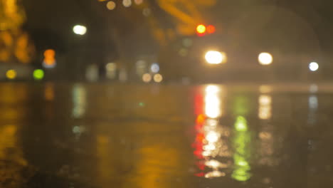 tráfico de automóviles en la ciudad nocturna y llovizna