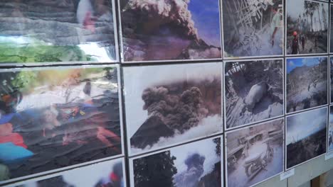 filas de fotos en la galería que muestran el desastre de la erupción volcánica del volcán merapi - volcán merapi, indonesia