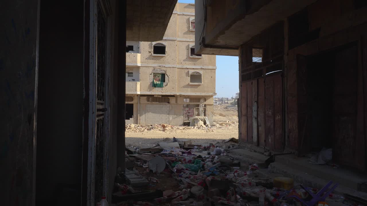 Macerie di edifici danneggiati e rifiuti di bottiglie di plastica durante il conflitto della guerra civile Israele-Hamar